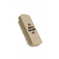 [Lesklý štětec na kůži v garáži]