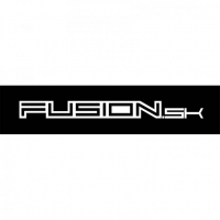 [Nálepka Fusion logo - ploter biela 1,9 x 20cm]